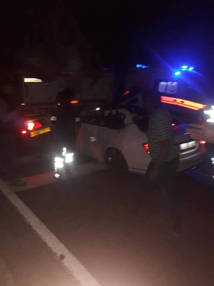 Tırın altına giren otomobilde feci şekilde can verdi