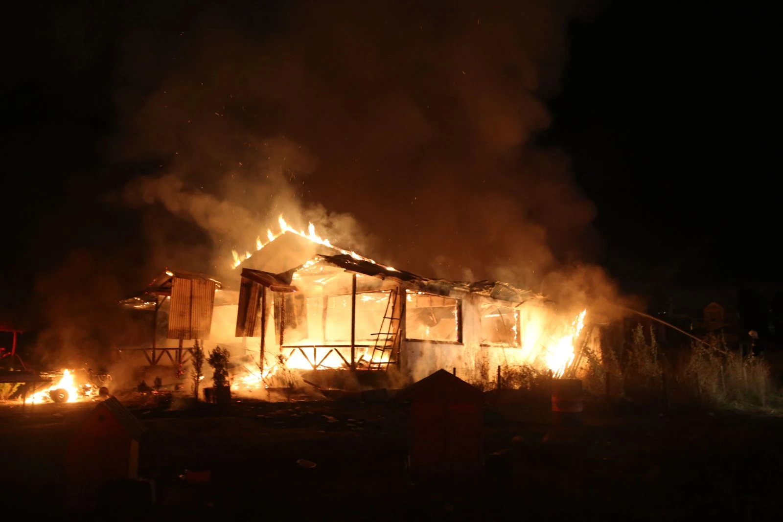 Sivas'ta bir at çiftliğinde yangın çıktı