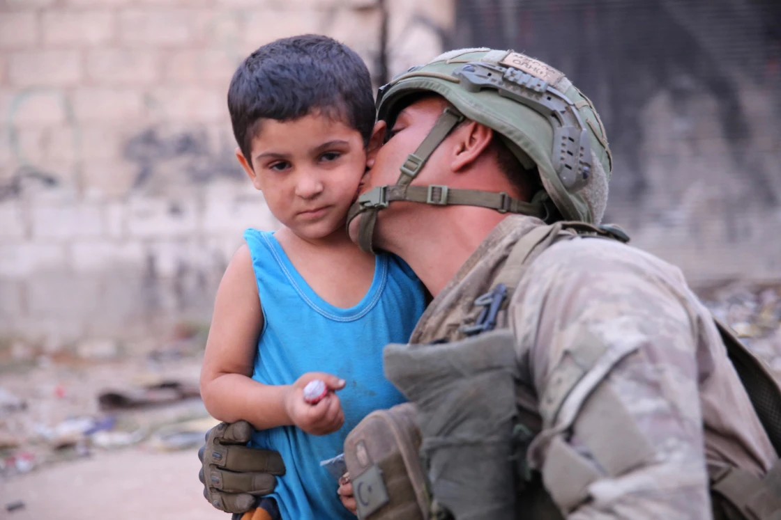 Terörden temizlenen Tel Halaf'ta Mehmetçik çocukların yüzünü güldürdü