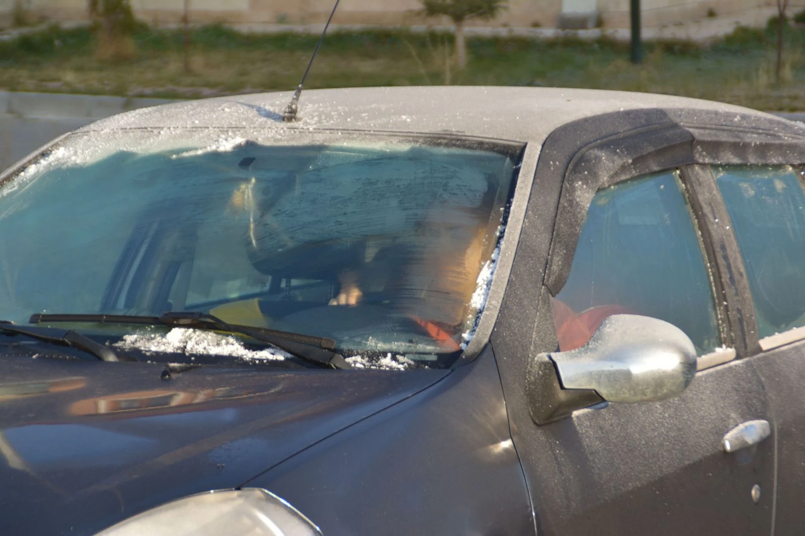 Sarıkamış'ta soğuktan araçların camları dondu