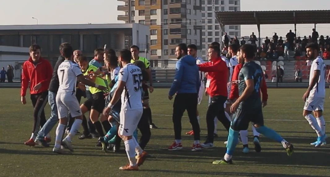 Kırmızı kartı gördü hakeme saldırdı!