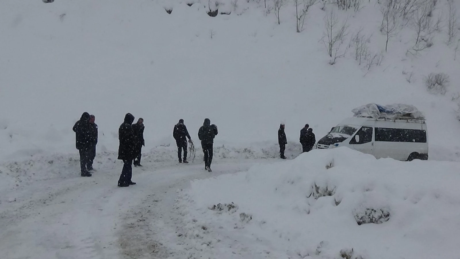 Kar ve tipide mahsur kalan 20 kişi kurtarıldı