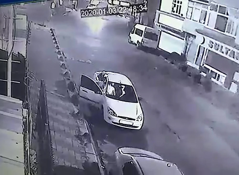 Sürücü, araçta bulunan yaralıyı yol kenarına bırakıp kaçtı