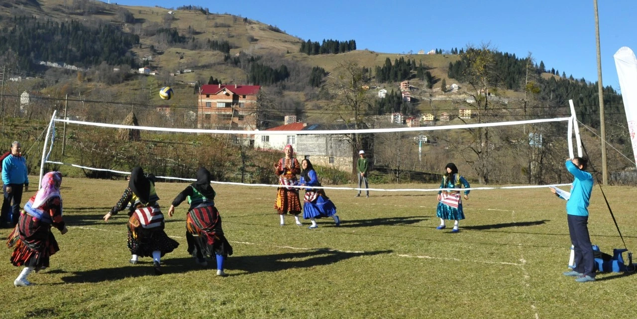 Ağasar kıyafetli kadınlar tarladan çıkıp voleybol oynadı
