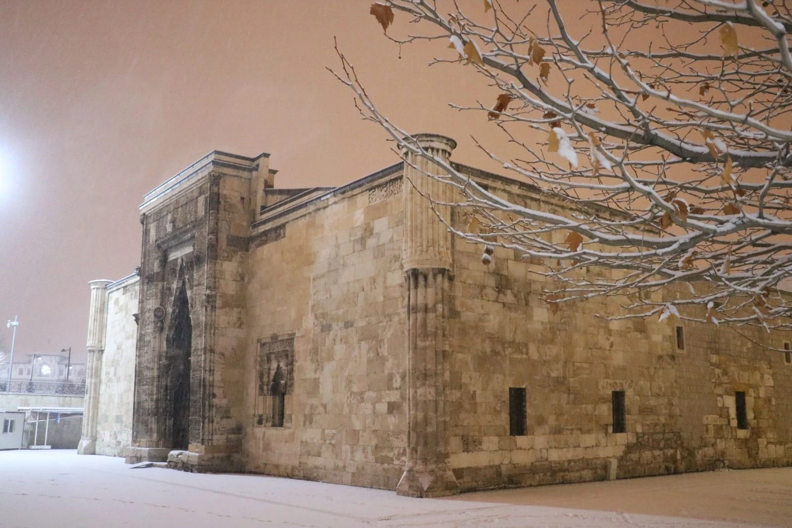 Sivas'ta kar yağışı kartpostallık görüntüler oluşturdu