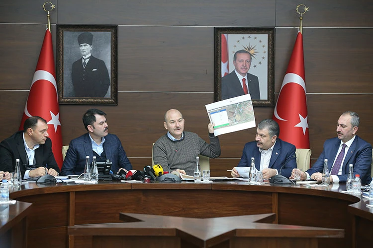 Deprem bölgesindeki bakanlardan önemli açıklamalar