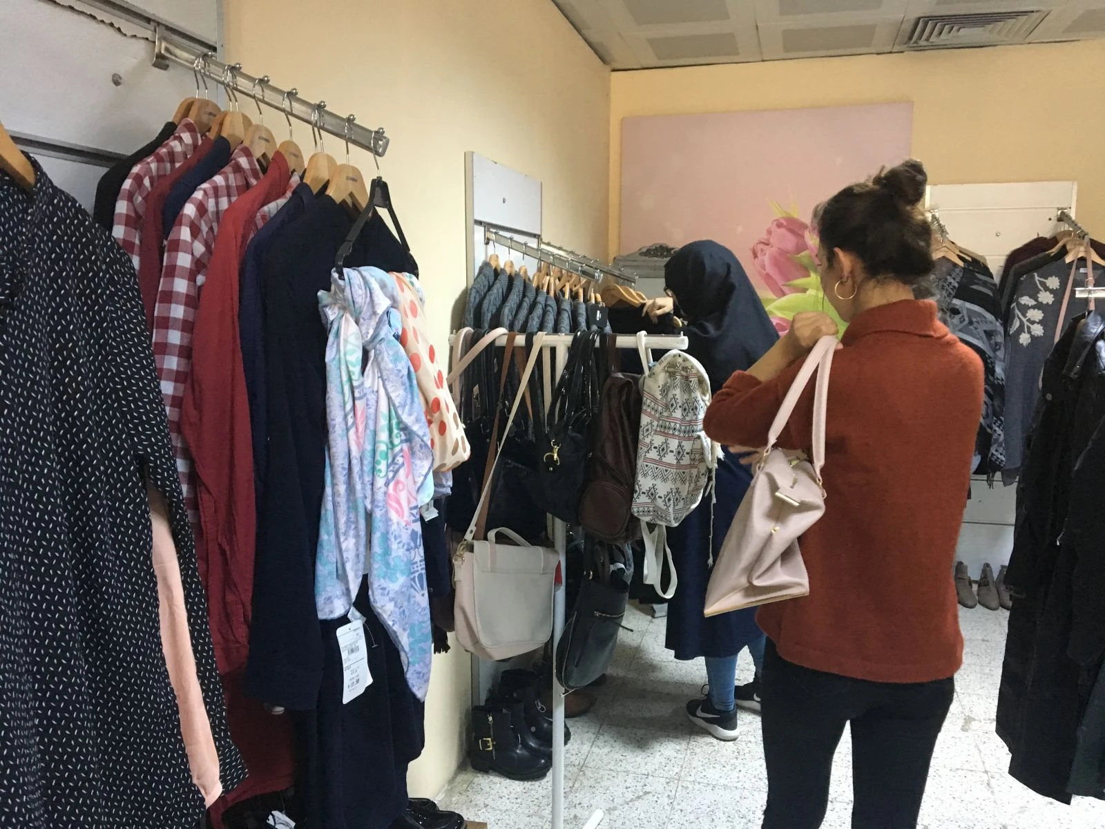 İhtiyaç sahibi öğrenciler 'Yıldız Butik'ten ücretsiz giyiniyor