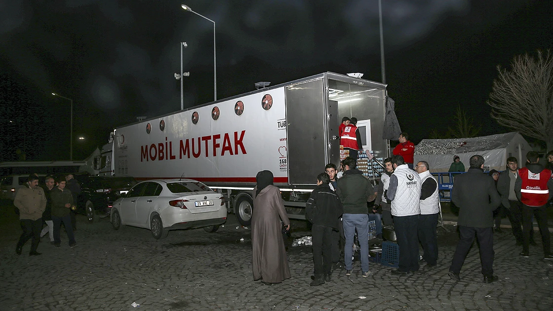 Devletin her türlü imkanı depremzedelerin hizmetinde