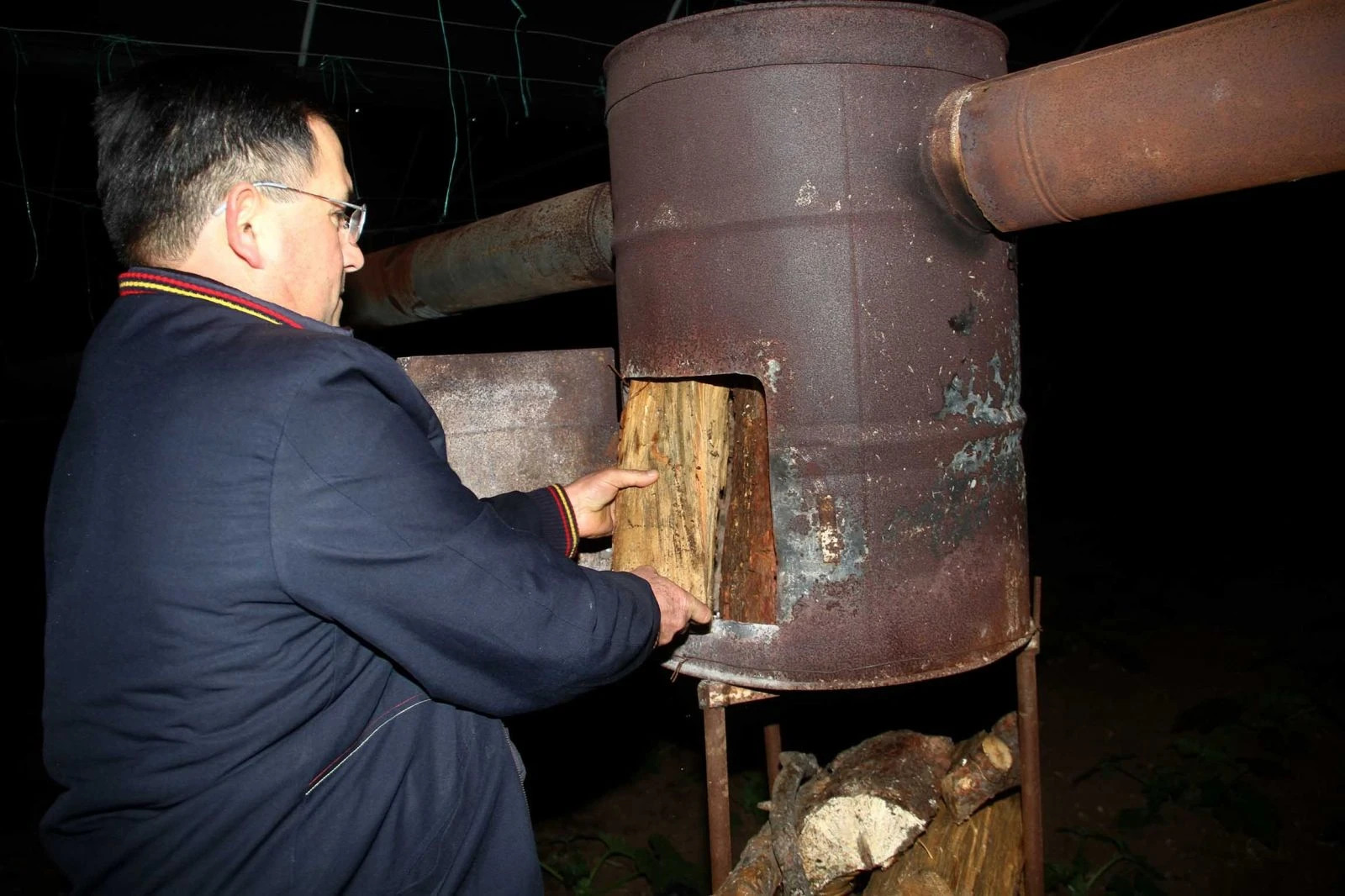 Fethiye'de sera üreticisinin sobalı don nöbeti