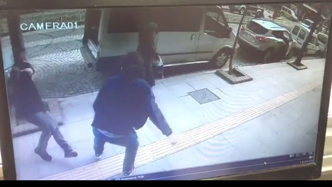 6 yıl sonra gördüğü arkadaşıyla önce tokalaştı sonra saldırdı