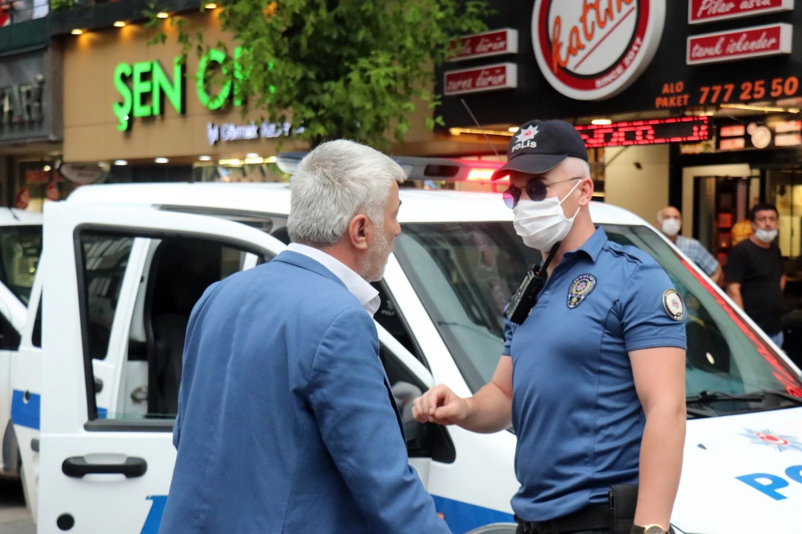 Yüzünde olması gereken maskeyi elinde taşıdığı yetmedi polise tepki gösterdi