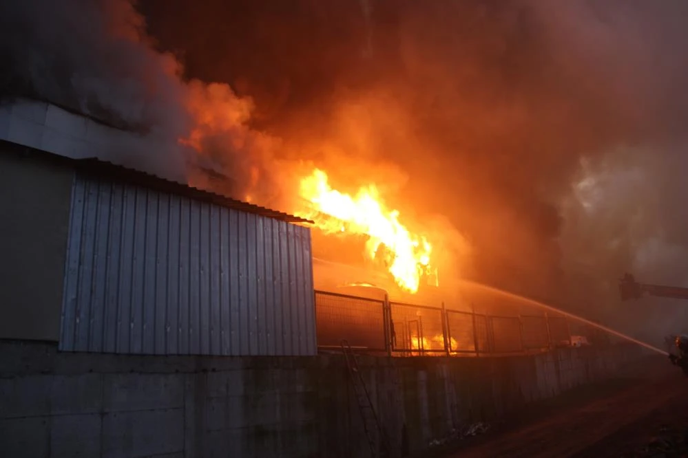 Civcivlerin bulunduğu çiftlikteki yangında duygusal görüntüler