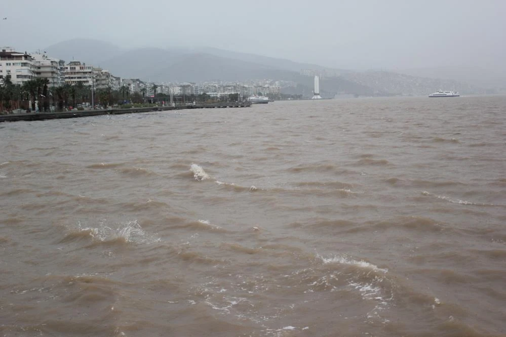 İzmir'de sel suları nedeniyle denizin rengi değişti