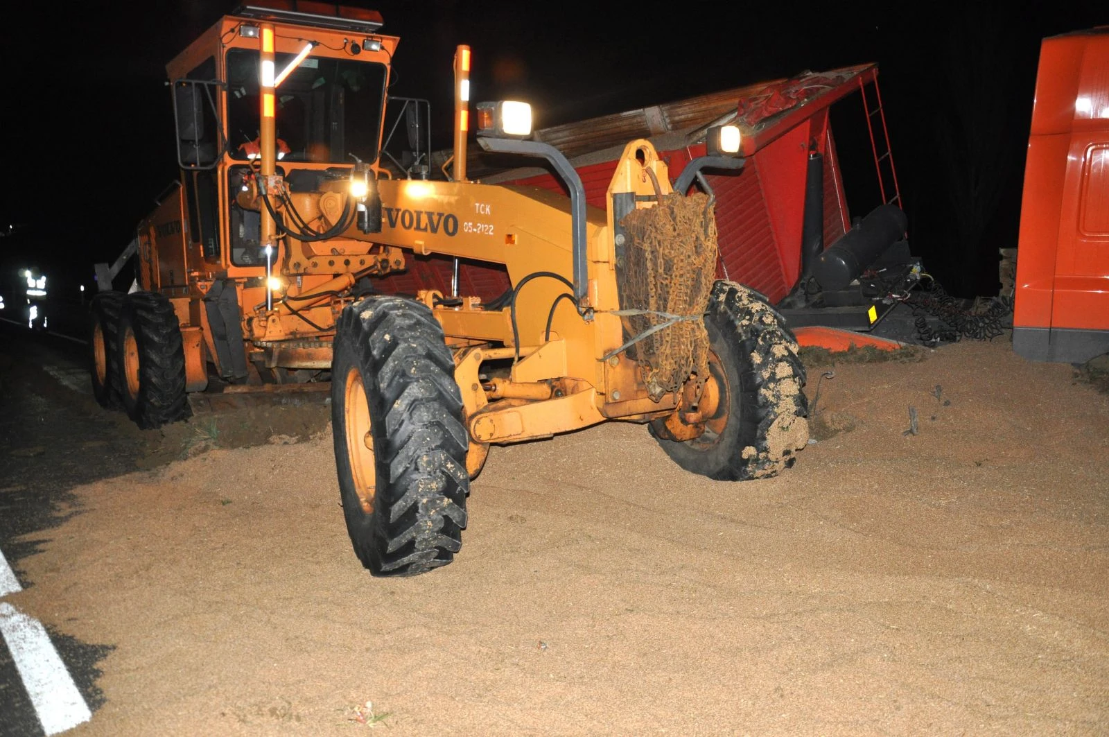 Malkara'da tır kontrolden çıktı yan yattı, 10 ton buğday yola saçıldı