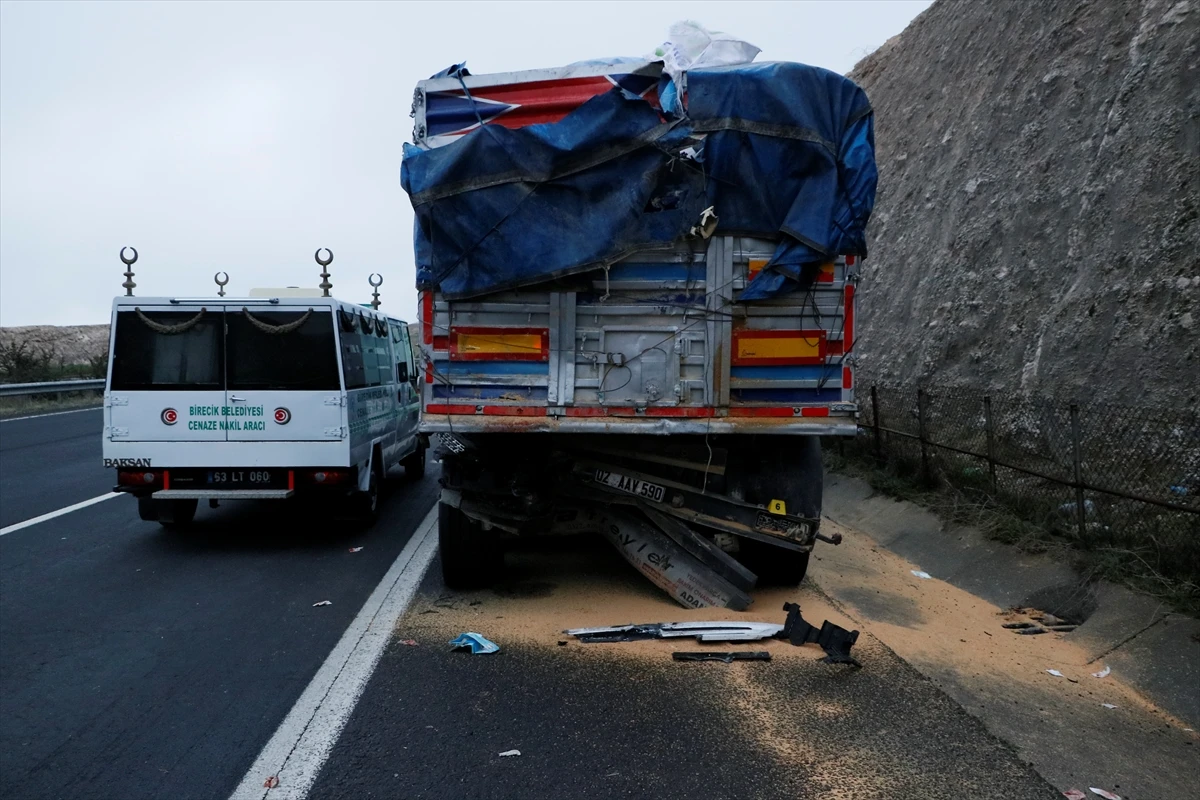 Şanlıurfa'da yolcu otobüsü tıra arkadan çarptı