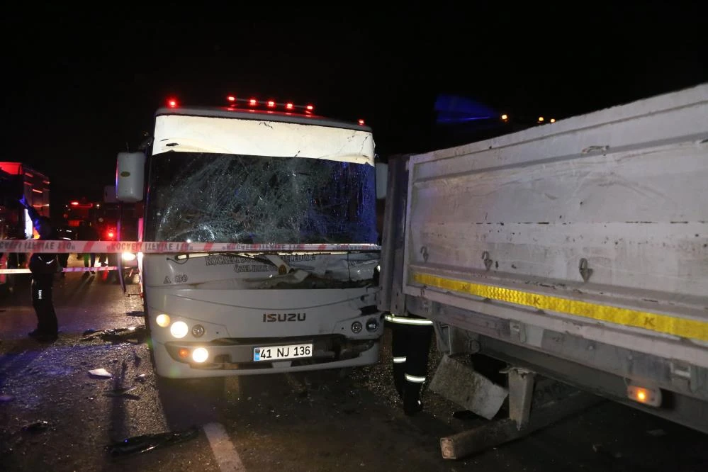 D100’de halk otobüsü tıra çarptı: 6 yaralı