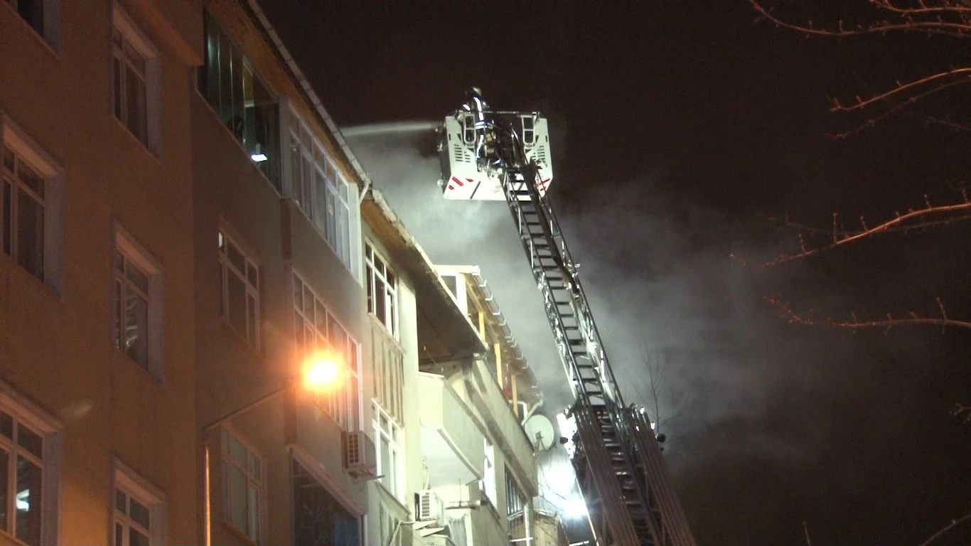 Anne ve babasını kurtarmak için dumanların arasına girdi