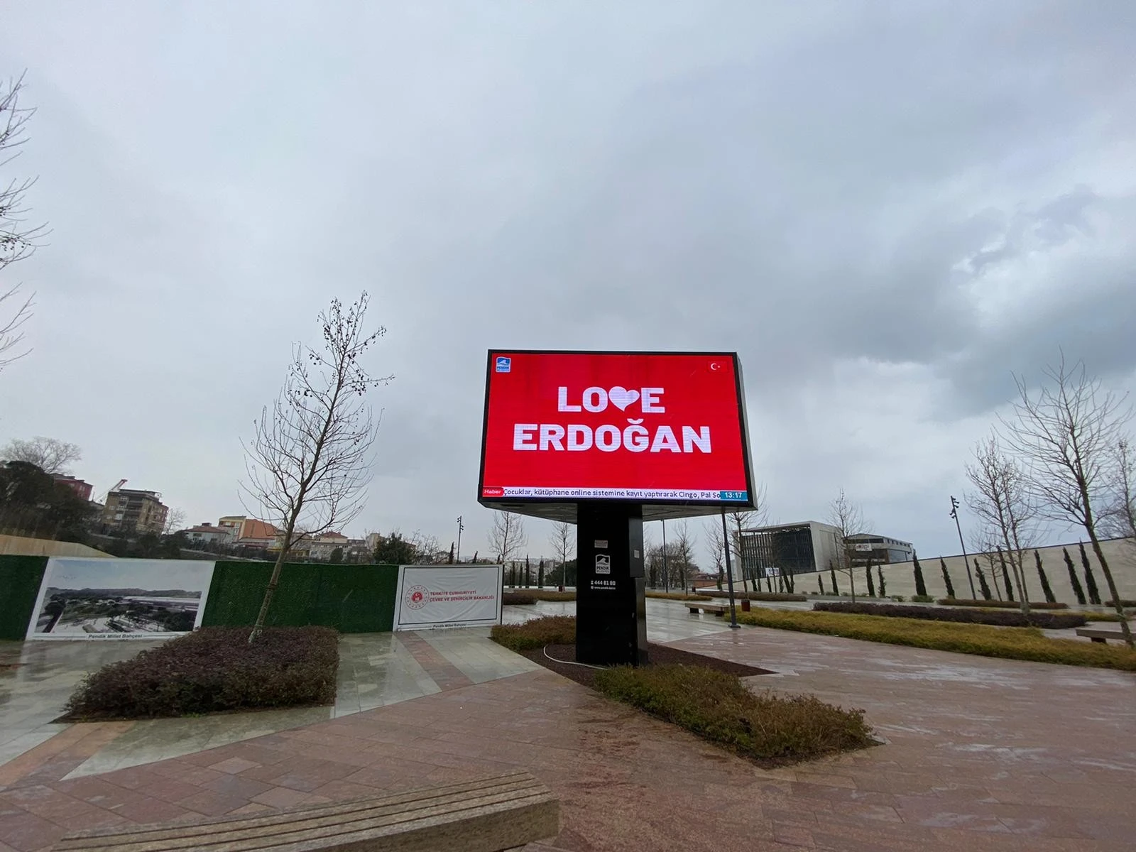 Pendik'te 'Love Erdoğan' görseli LED ekranlara yansıtıldı