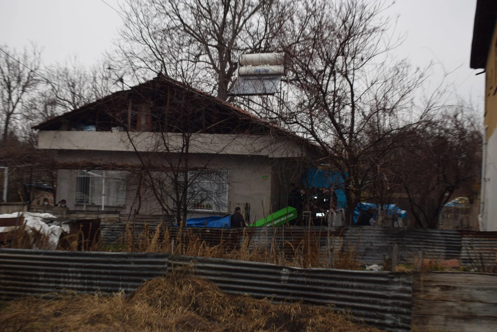 Babasını öldürüp okula gitti