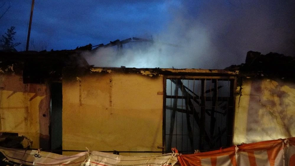 Alev topuna dönen evdeki kadını komşuları son anda kurtardı