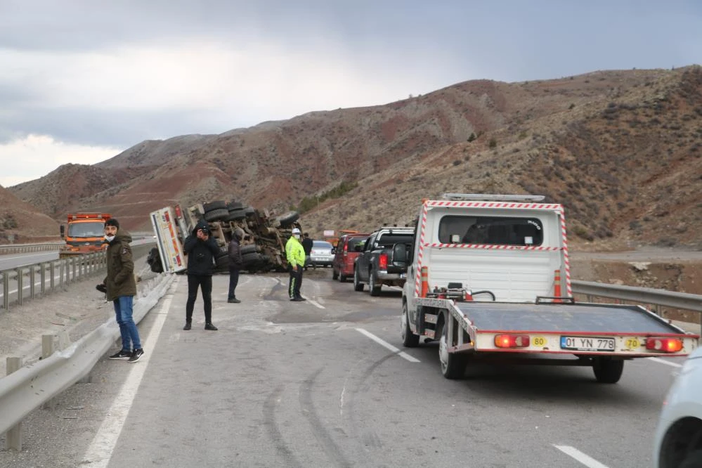 Devrilen vinç karayolunu trafiğe kapattı, 4 kilometrelik kuyruk oluştu