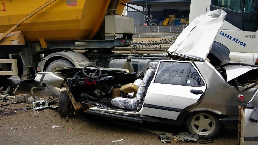 Makas atarken 2 tıra çarpan otomobil paramparça oldu