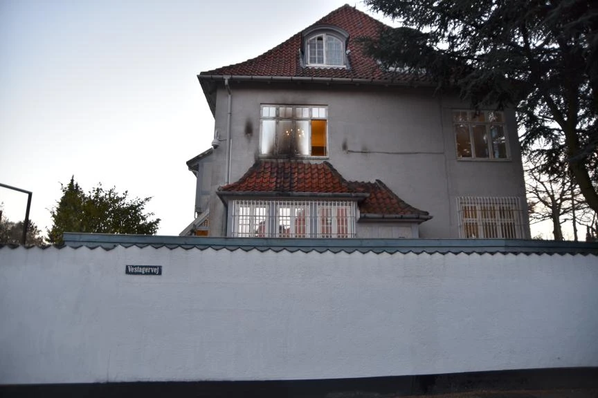 Türkiye'nin Kopenhag Büyükelçiliğine 4 molotof atıldı