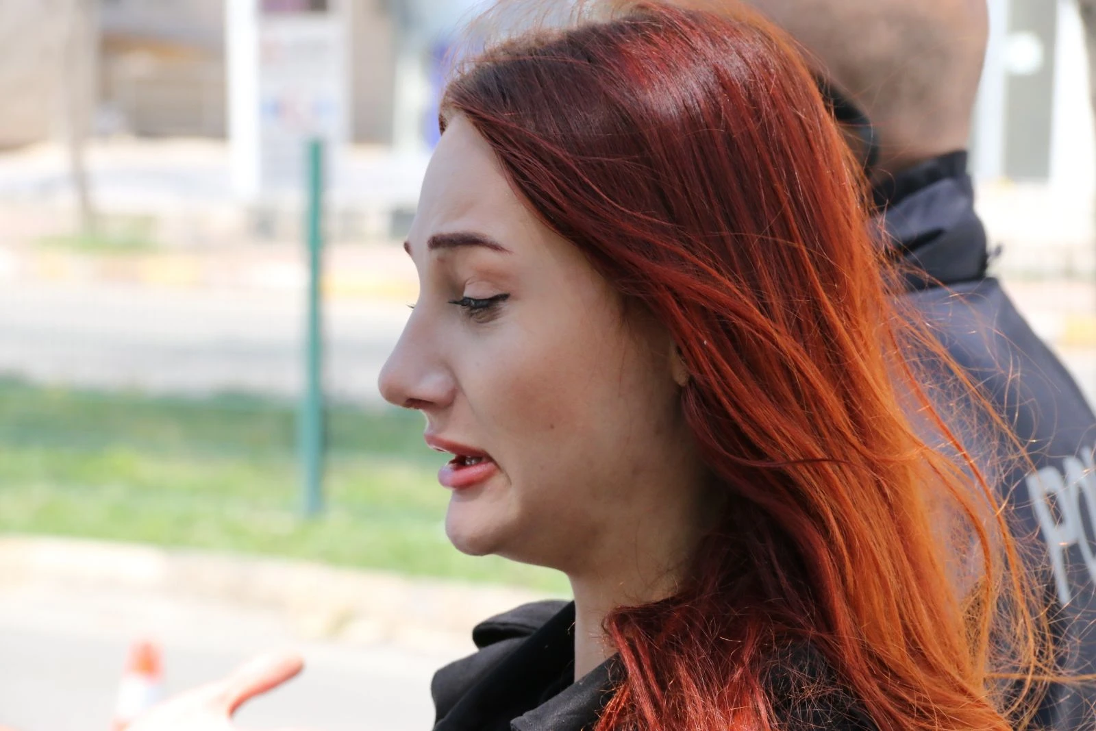 Erkek arkadaşına ceza yazıldığını düşünüp, gözyaşlarını tutamadı