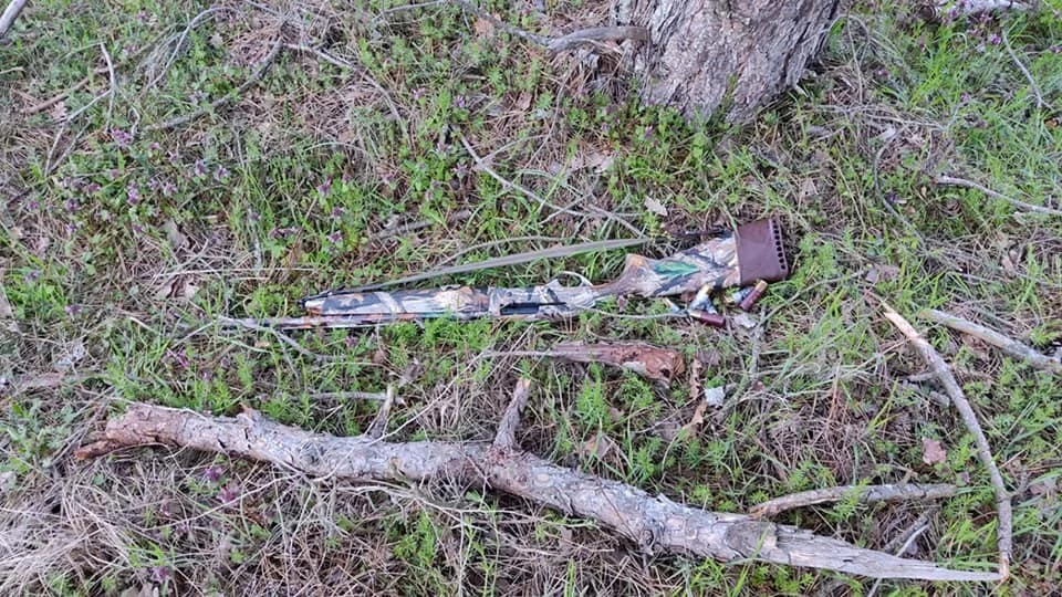 Av sezonu dışında avlanmaya çıktılar, tüfeklerinden oldular