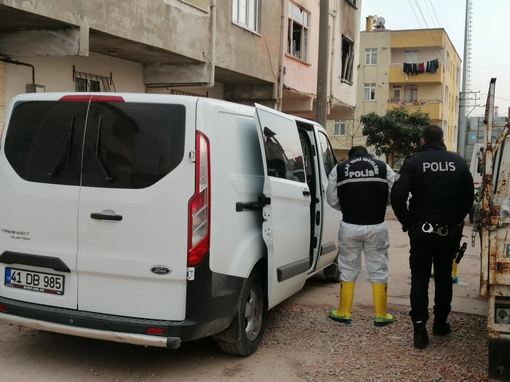Yangında ölen adamın elleri ve ayakları zincirle bağlanmış