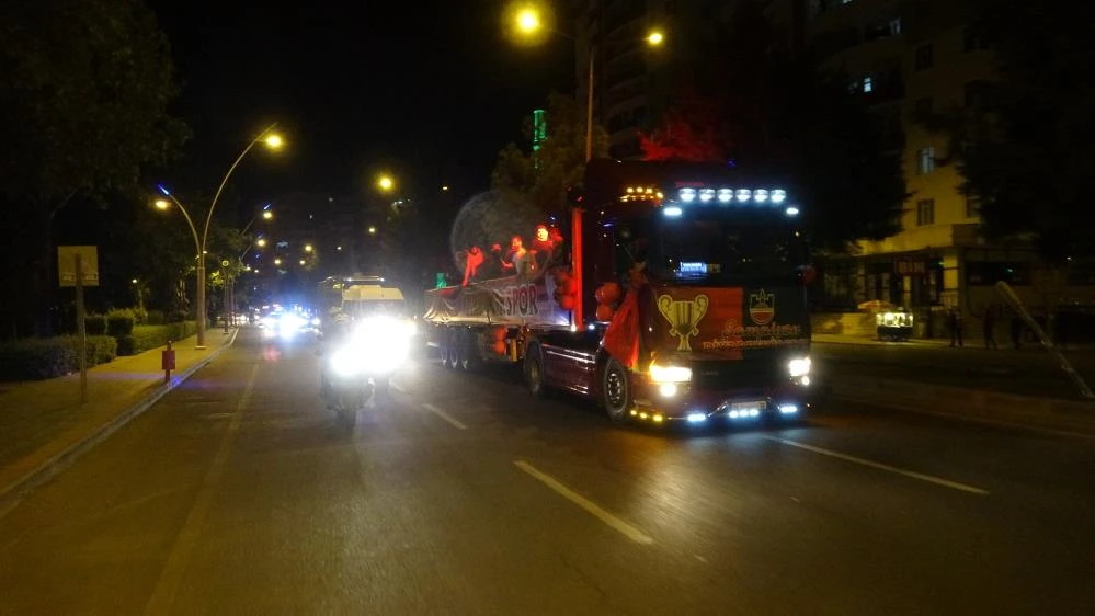 Diyarbekirspor, şampiyonluğu şehir turu ile kutladı