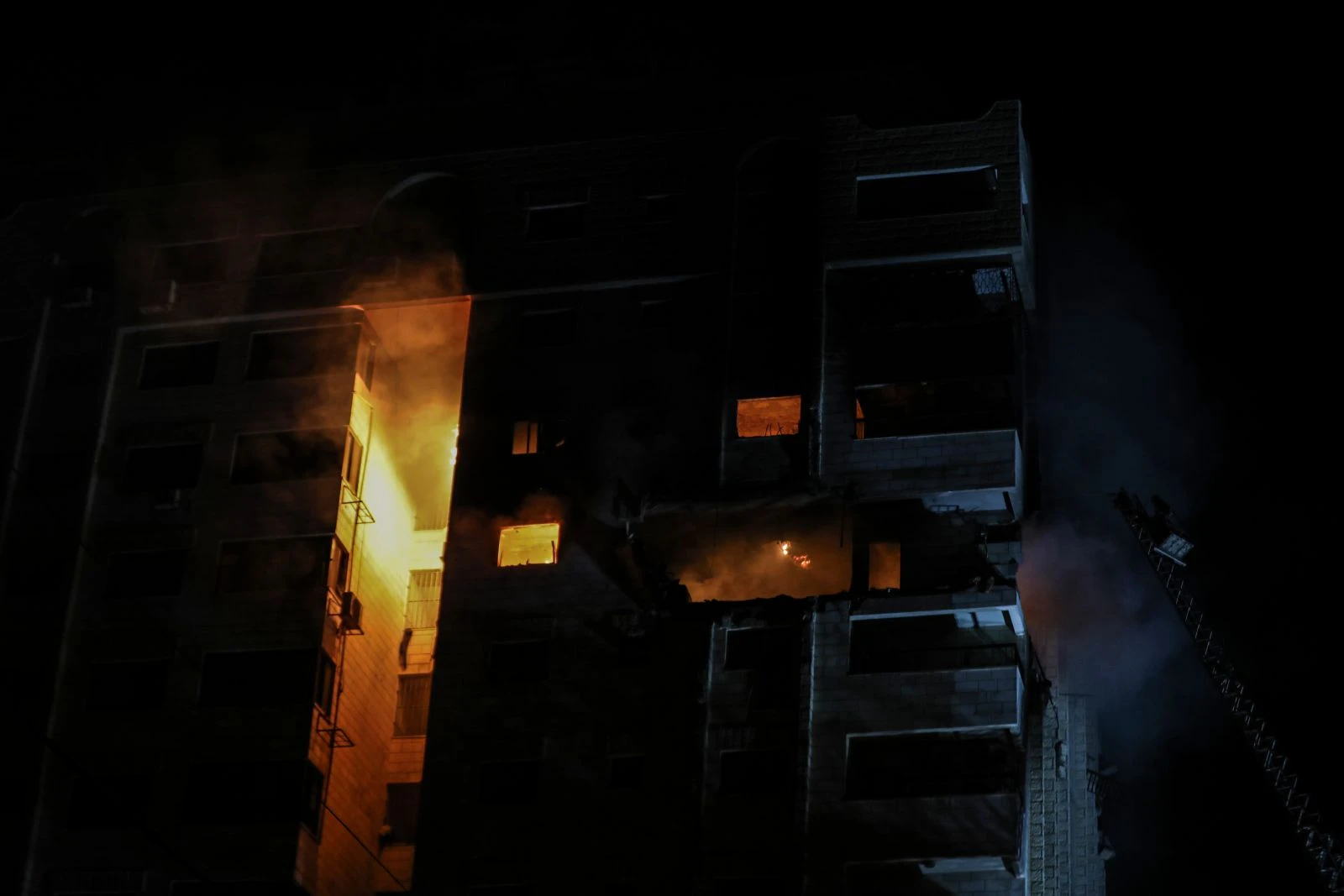 İşgalci İsrail Filistin'i vurmaya devam ediyor