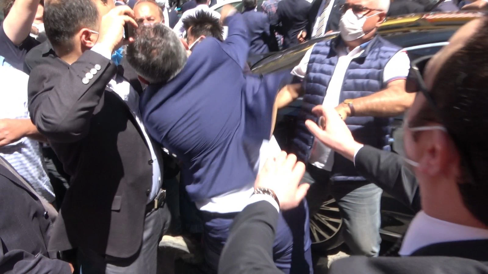 Akşener'in ziyaretinde yumruklu kavga