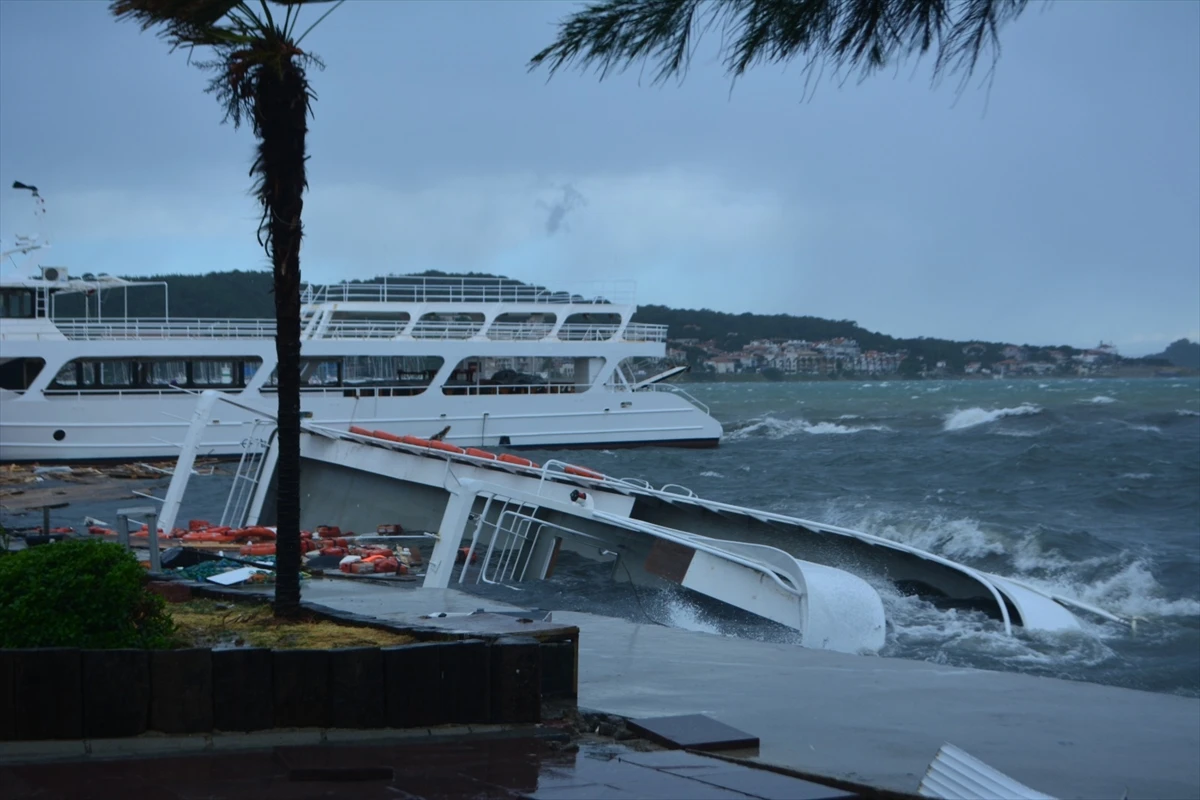 Ayvalık’ı fırtına vurdu