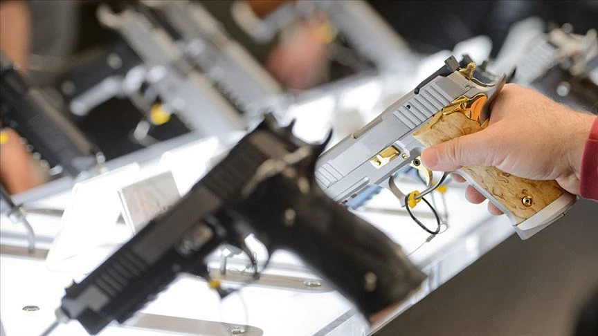 ABD'de tartışmalı aşı teşviki: Aşı olana silah