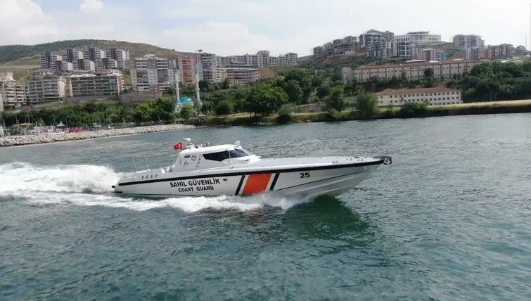 Müsilajların arasında can pazarı: Sahil Güvenlik ekipleri kurtardı