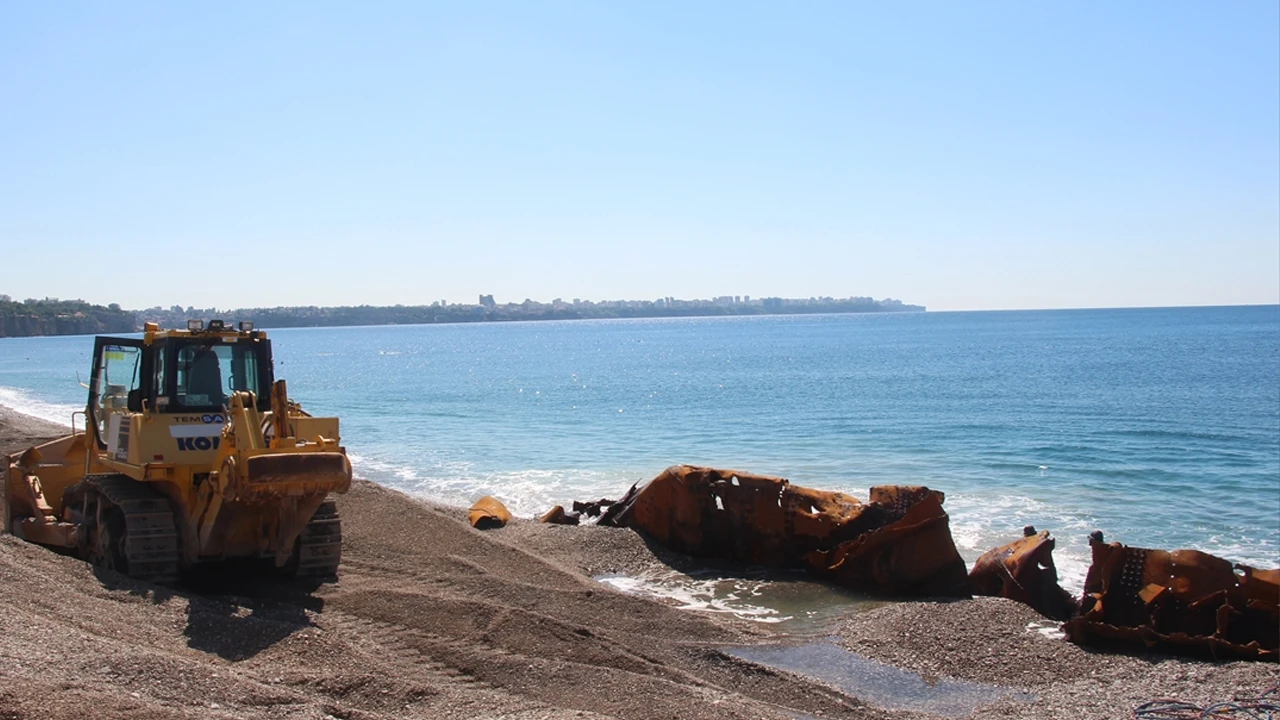 Antalya'da 83 yıllık batık gemi karaya çıkartıldı