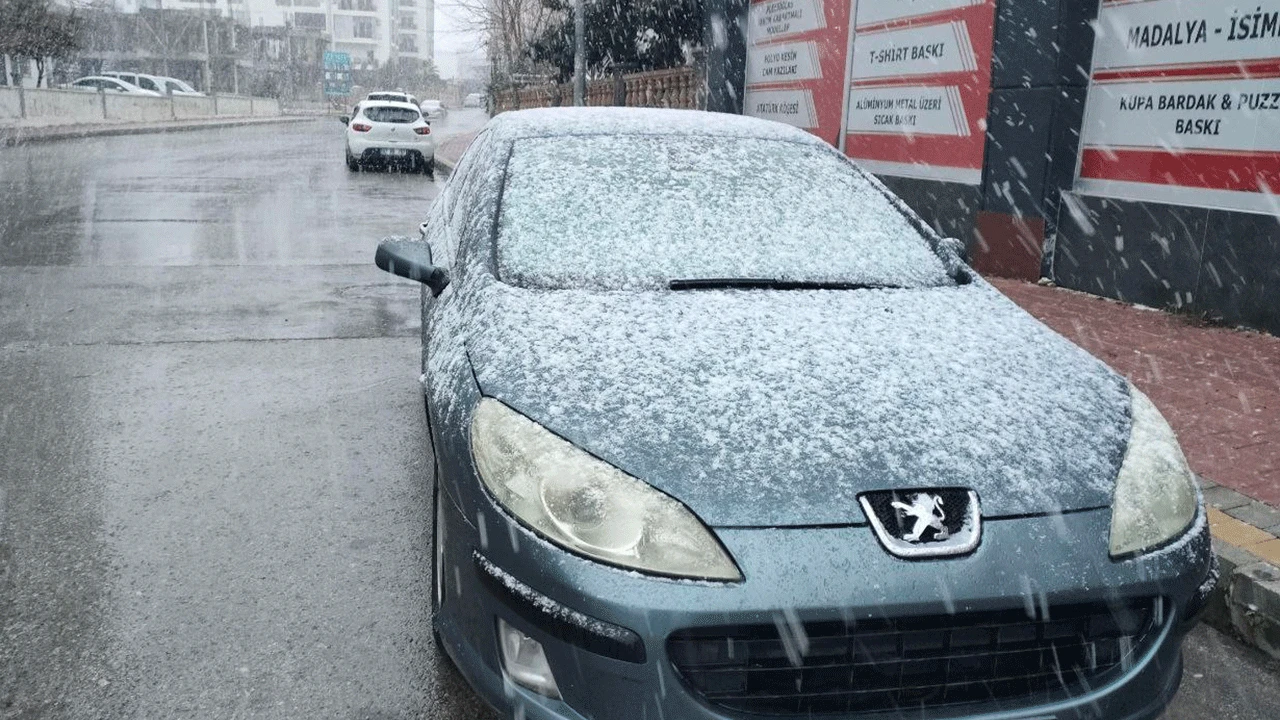 Antalya kent merkezine 29 yıl sonra kar yağdı