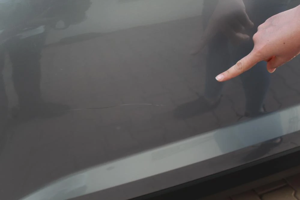 Arabadaki çizikleri gördü, kamera kaydına bakınca şoke oldu