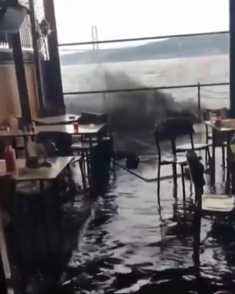 Boğazda hız sınırının üzerinde seyir: Dalga kafe ve balıkçıları vurdu