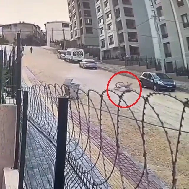 Bisikletiyle gittiği taşlı yolda metrelerce sürüklendi