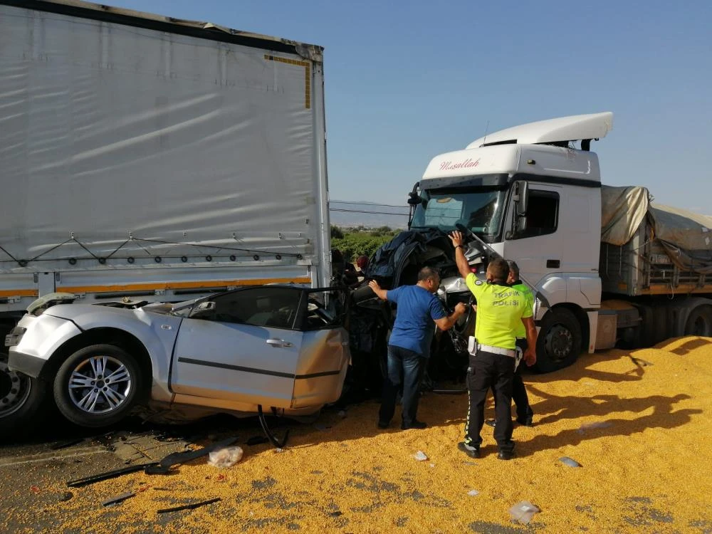 Son dakika! Manisa'da feci kaza: 3 tır ve 2 otomobilin karıştığı kazada 3 ölü, 5 yaralı