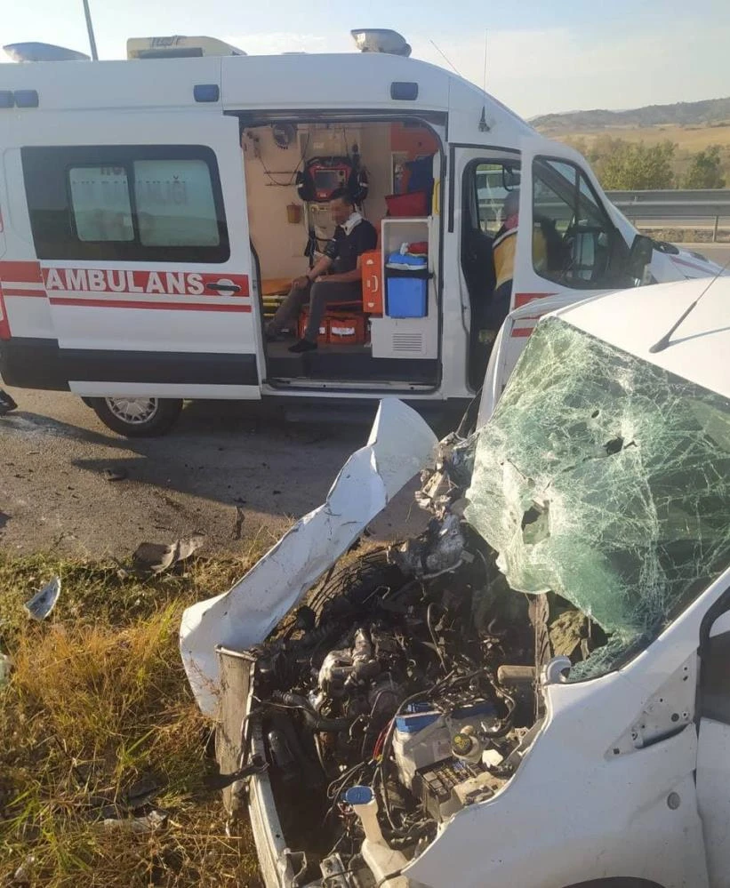 Radar aracına otomobil çarptı: 1’i polis 3 yaralı