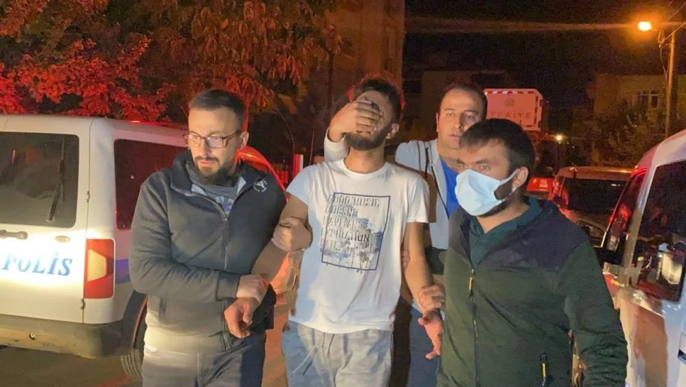 Sinir krizi geçirdi apartmana dehşeti yaşattı! Eşyaları kırıp ateşe verdi