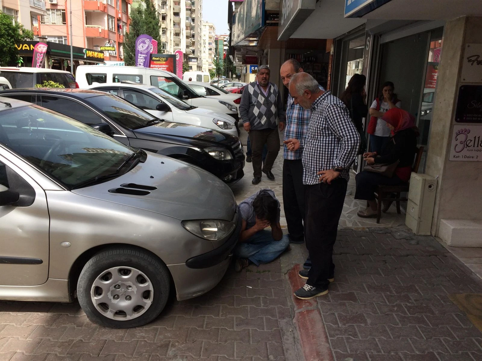Apartmanda yakaladıkları hırsızı dövüp polise teslim ettiler