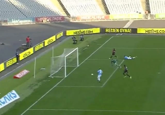 Bomboş kaleye atamadı! Trabzonspor futbolcusu Nwakaeme zoru başardı