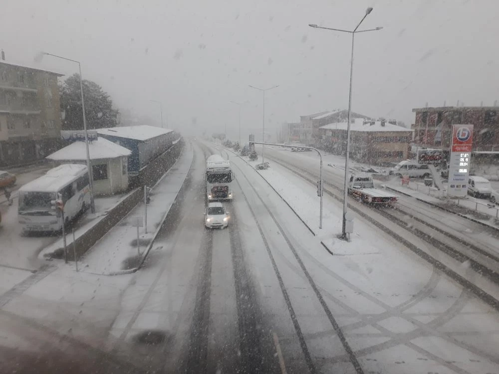 Kar yağışı bir anda bastırdı: Yollar kapandı, yüzlerce araç yolda kaldı