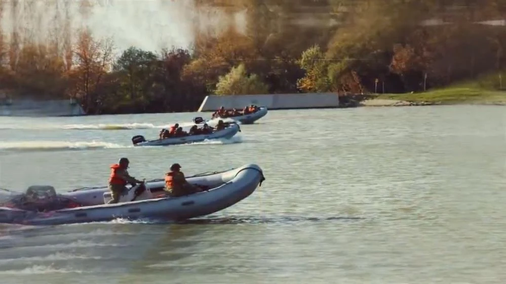 TSK'dan gövde gösterisi: Zırhlı araçlar göletten yüzerek geçti
