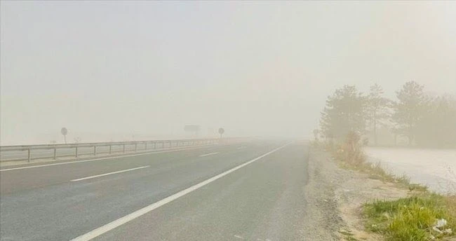 Konya'yı kum fırtınası vurdu: Yollar trafiğe kapandı