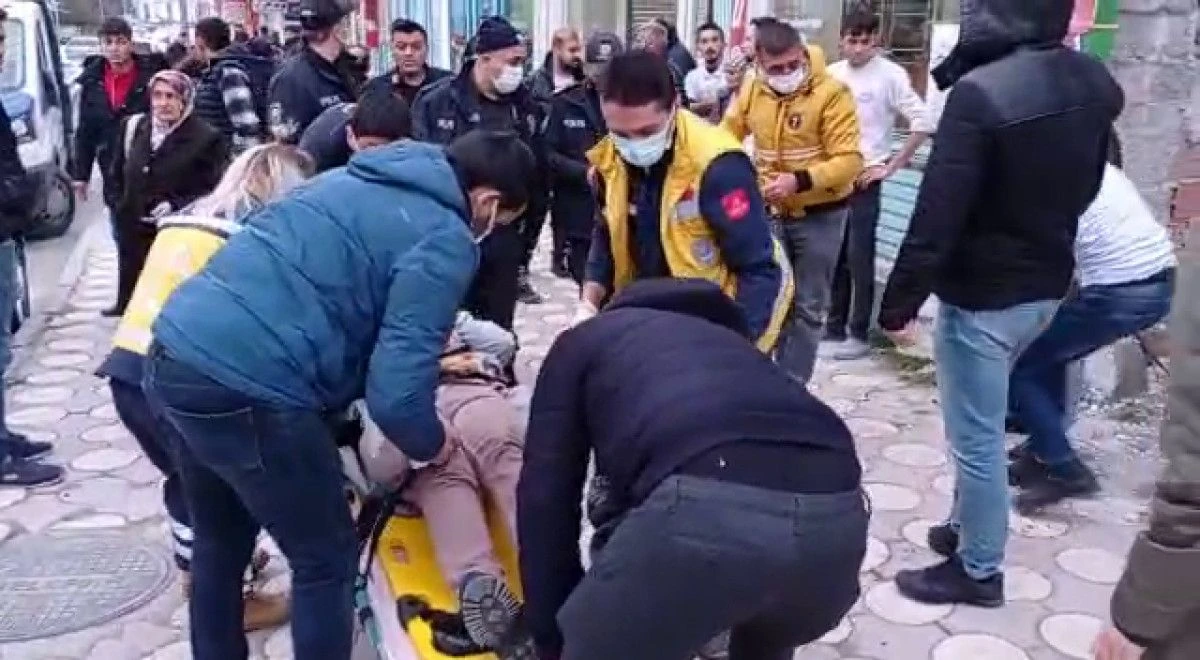 Eski eşini bıçaklayıp yerlerde sürükledi